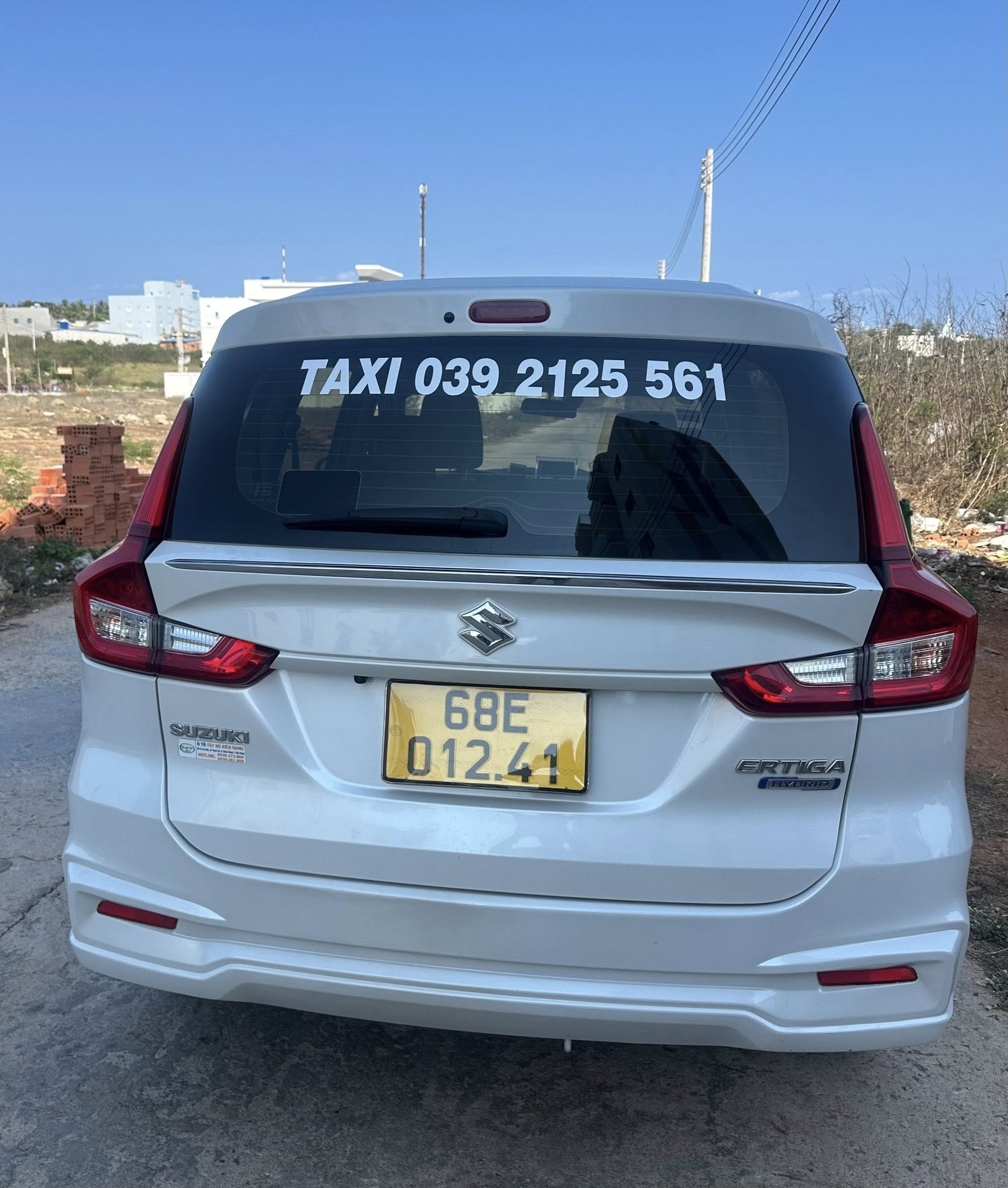 Mặt sau xe của chú Tâm