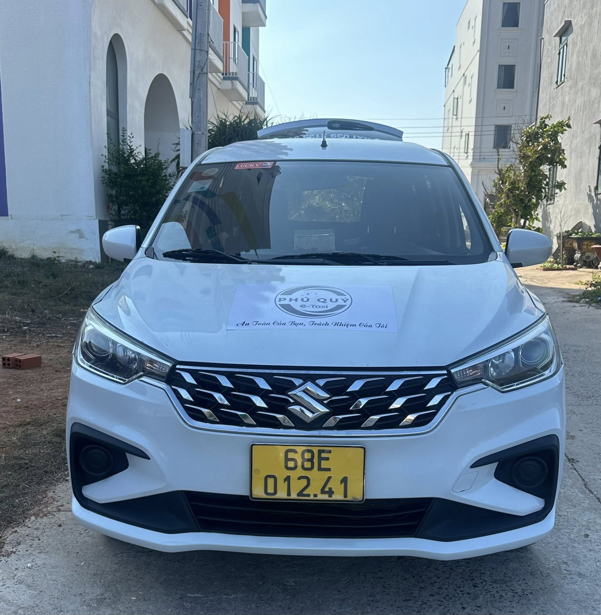 Mặt trước xe của chú Tâm